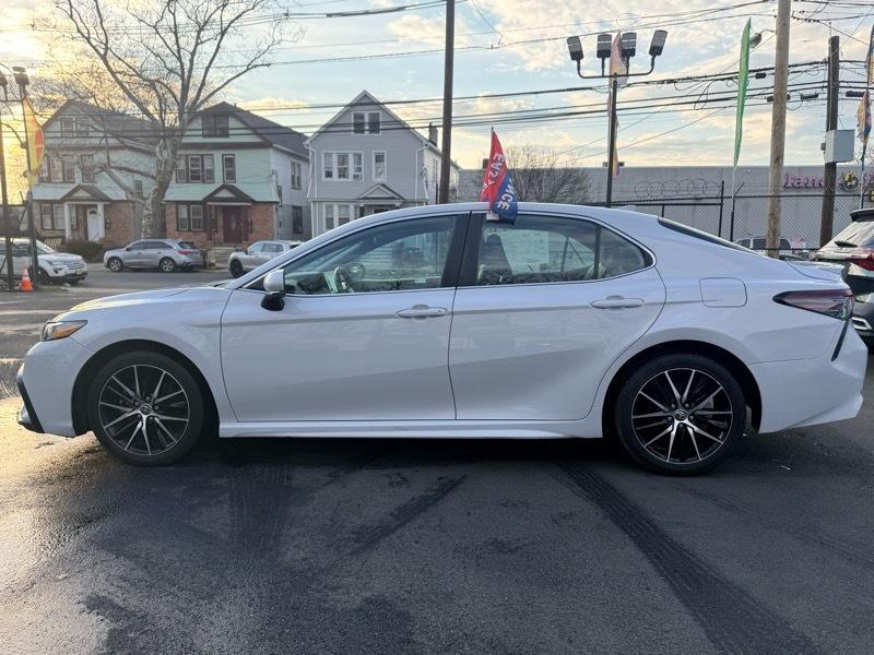 Toyota Camry SE 2023