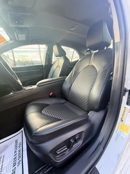 Toyota Camry SE 2023