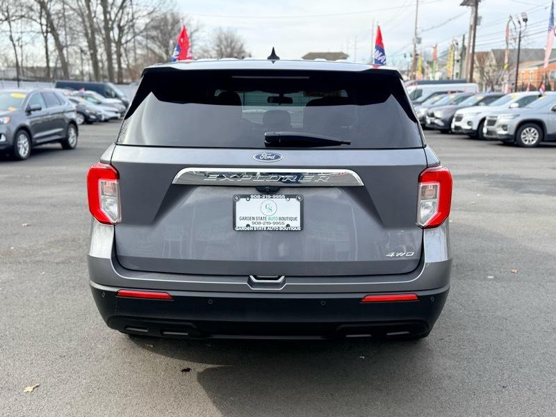 Ford Explorer Base AWD 2022