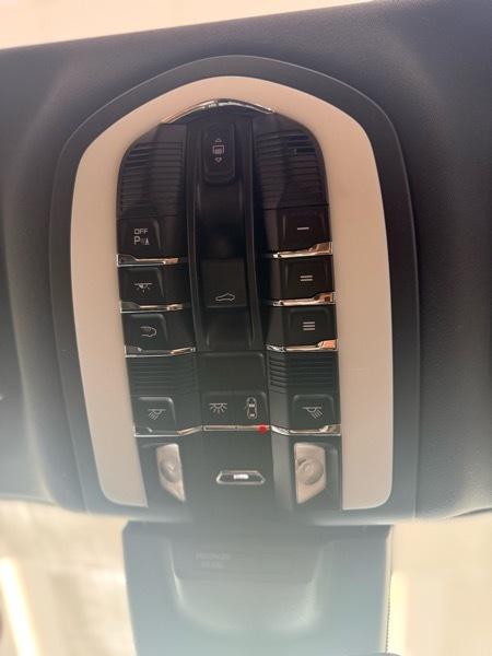 Porsche Macan Base 2021