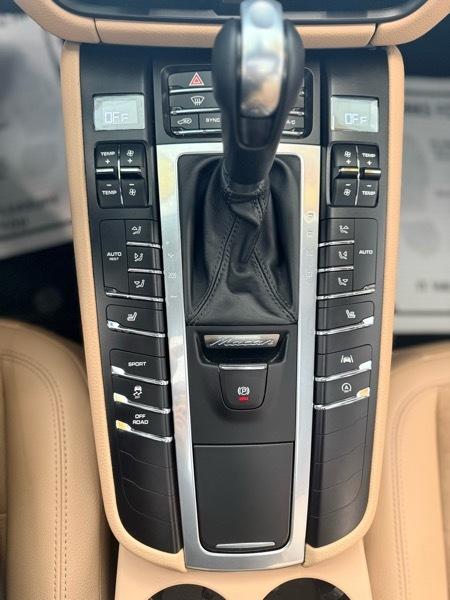 Porsche Macan Base 2021