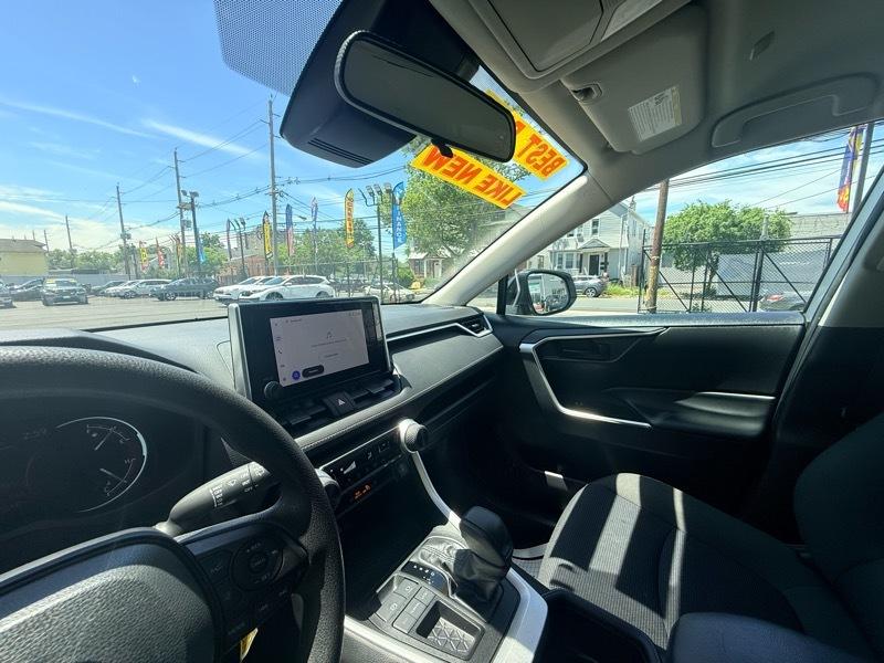 Toyota RAV4 LE 2024
