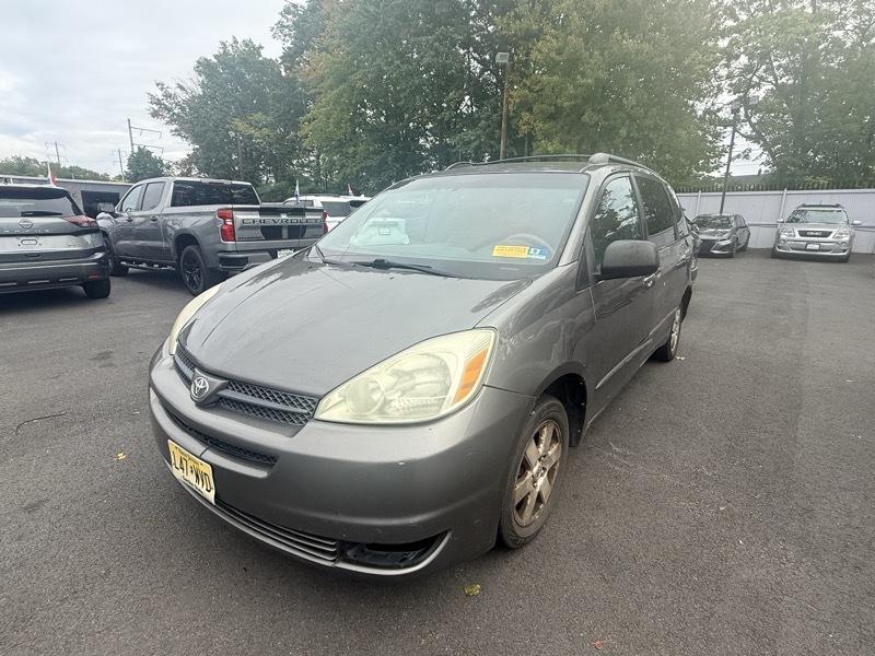 Toyota Sienna LE - 7 Passenger 2004