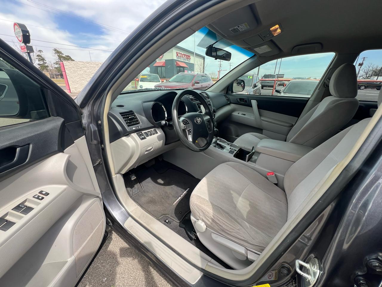 Toyota Highlander Base 2WD I4 2013