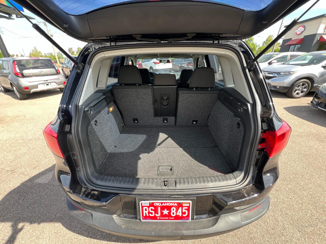 Volkswagen Tiguan S 2018