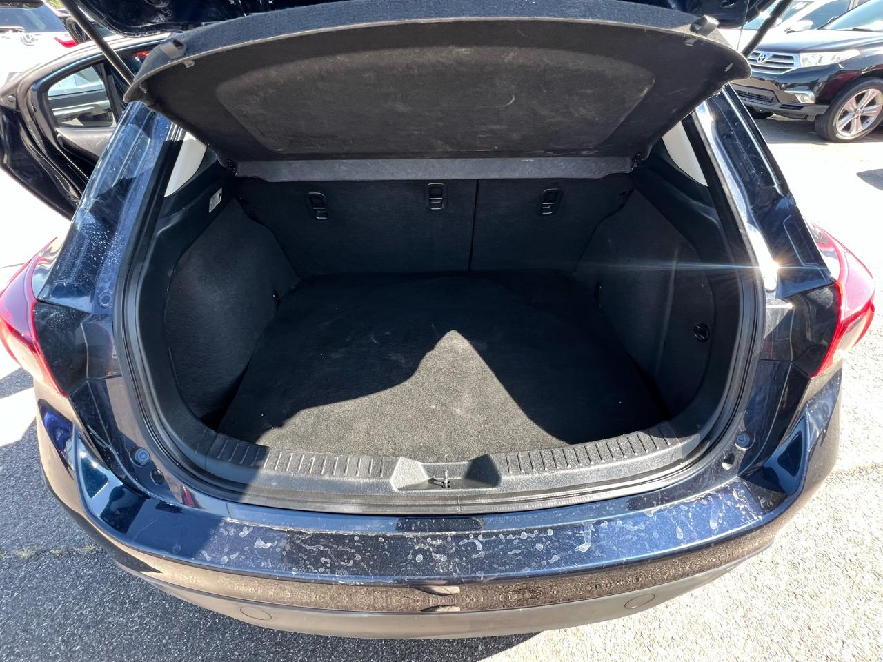 Mazda MAZDA3 i Sport MT 5-Door 2015