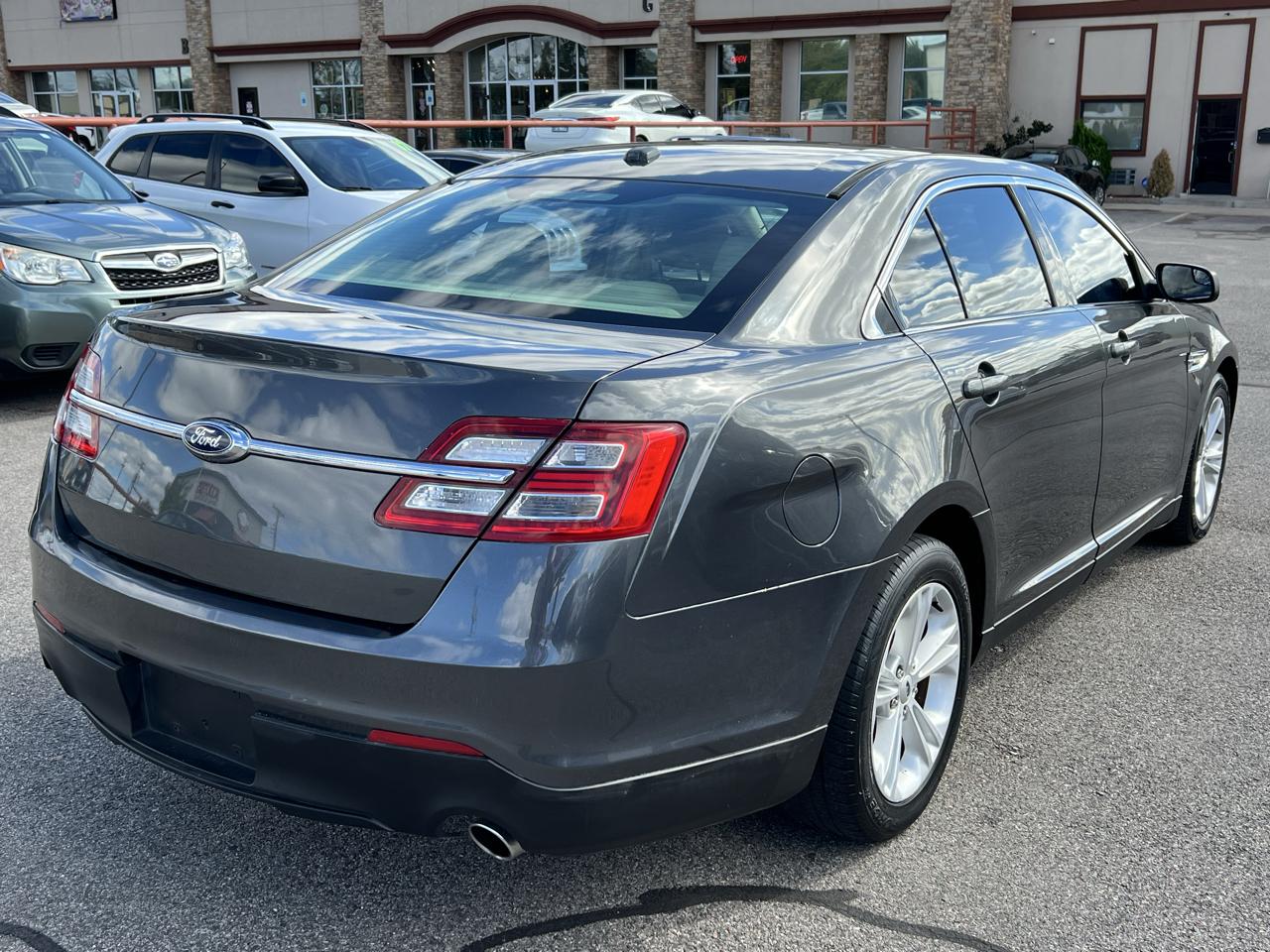 Ford Taurus SE FWD 2016