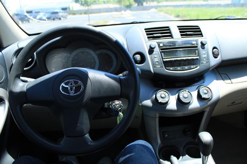 Toyota RAV4 Base I4 4WD with 3rd Row 2007
