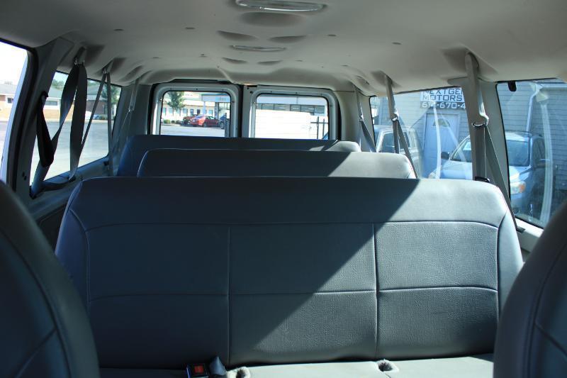 Ford Econoline E-350 XL Super Duty 2004
