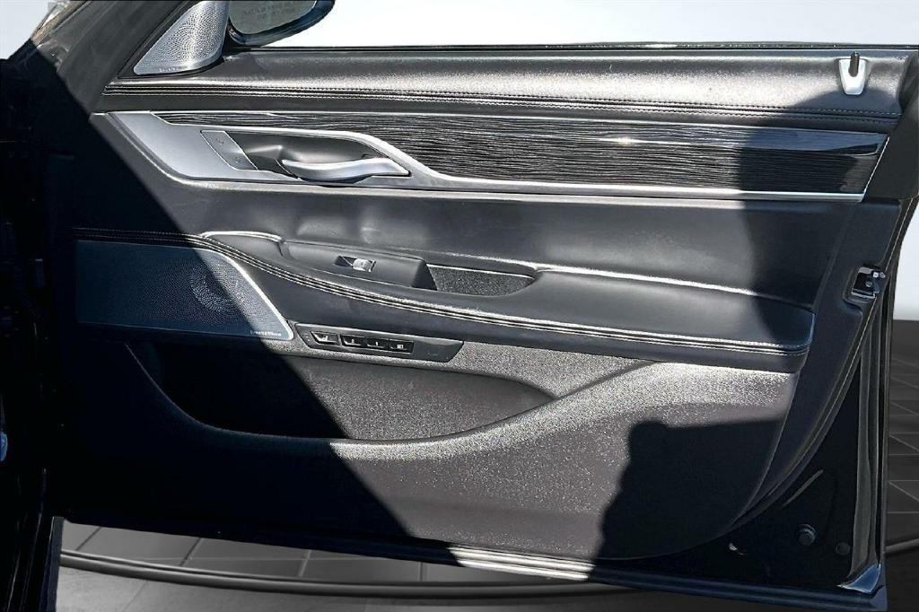 BMW 7-Series 750i xDrive 2021
