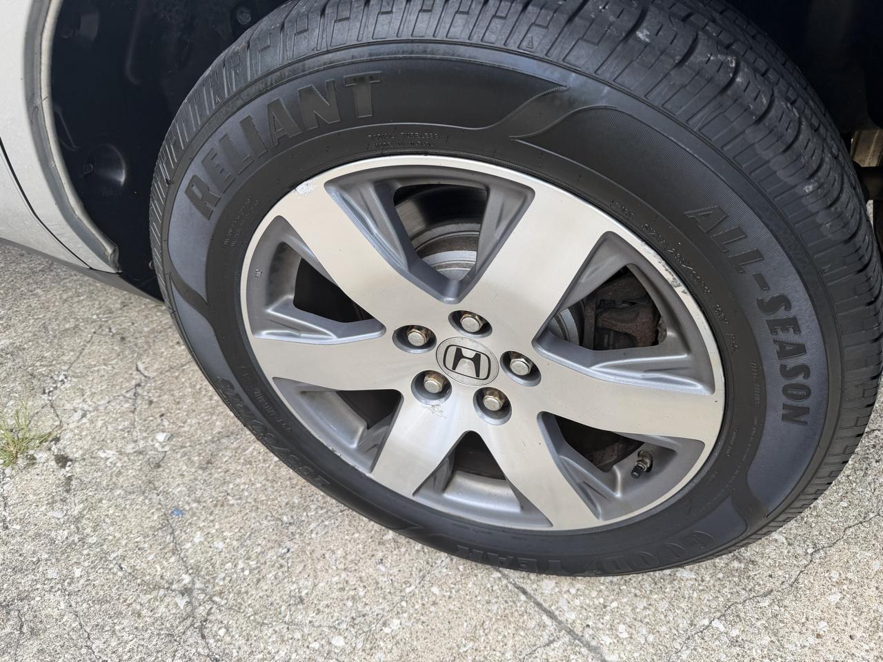 Honda Pilot Touring 4WD 5-Spd AT with DVD 2013