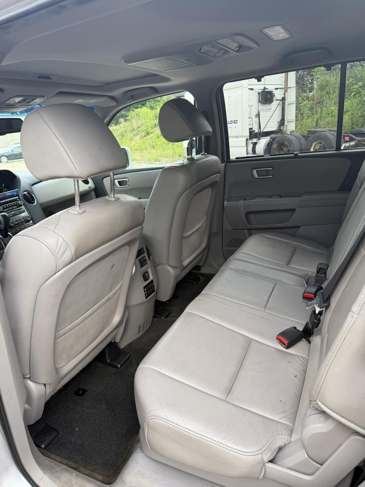 Honda Pilot Touring 4WD 5-Spd AT with DVD 2013