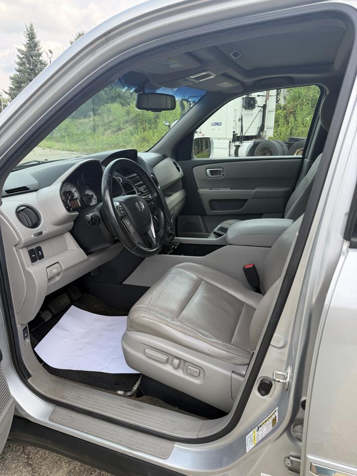 Honda Pilot Touring 4WD 5-Spd AT with DVD 2013