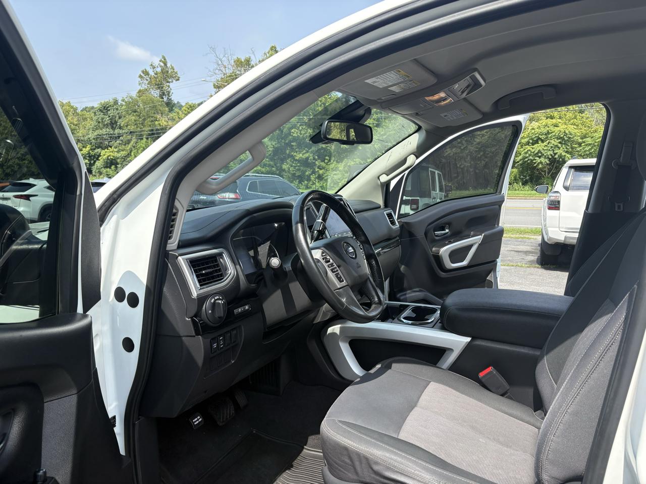 Nissan Titan SV Crew Cab 4WD 2021