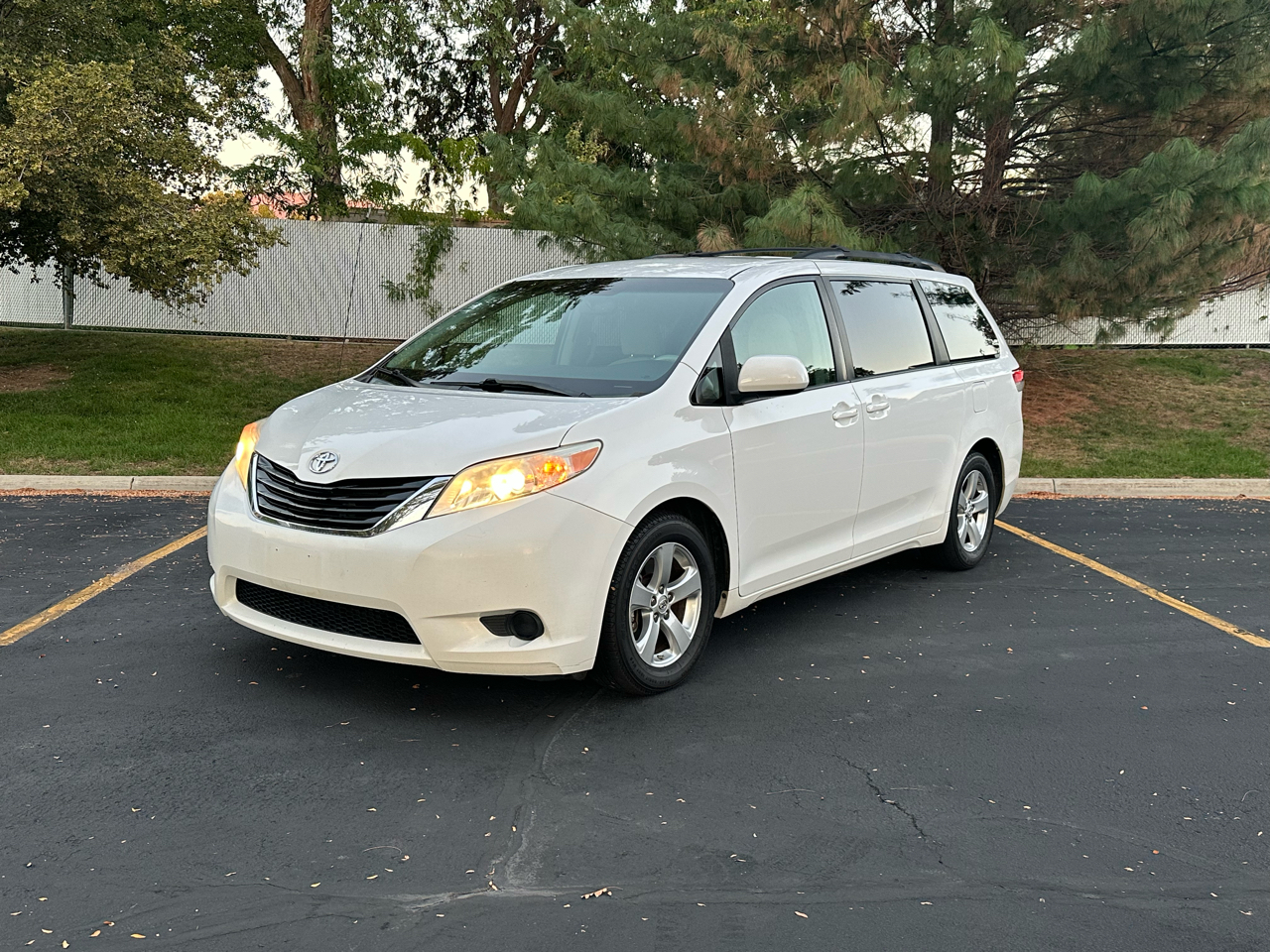 2014 Toyota Sienna LE Minivan 4D