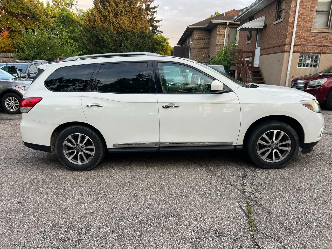 Nissan Pathfinder SV 4WD 2013