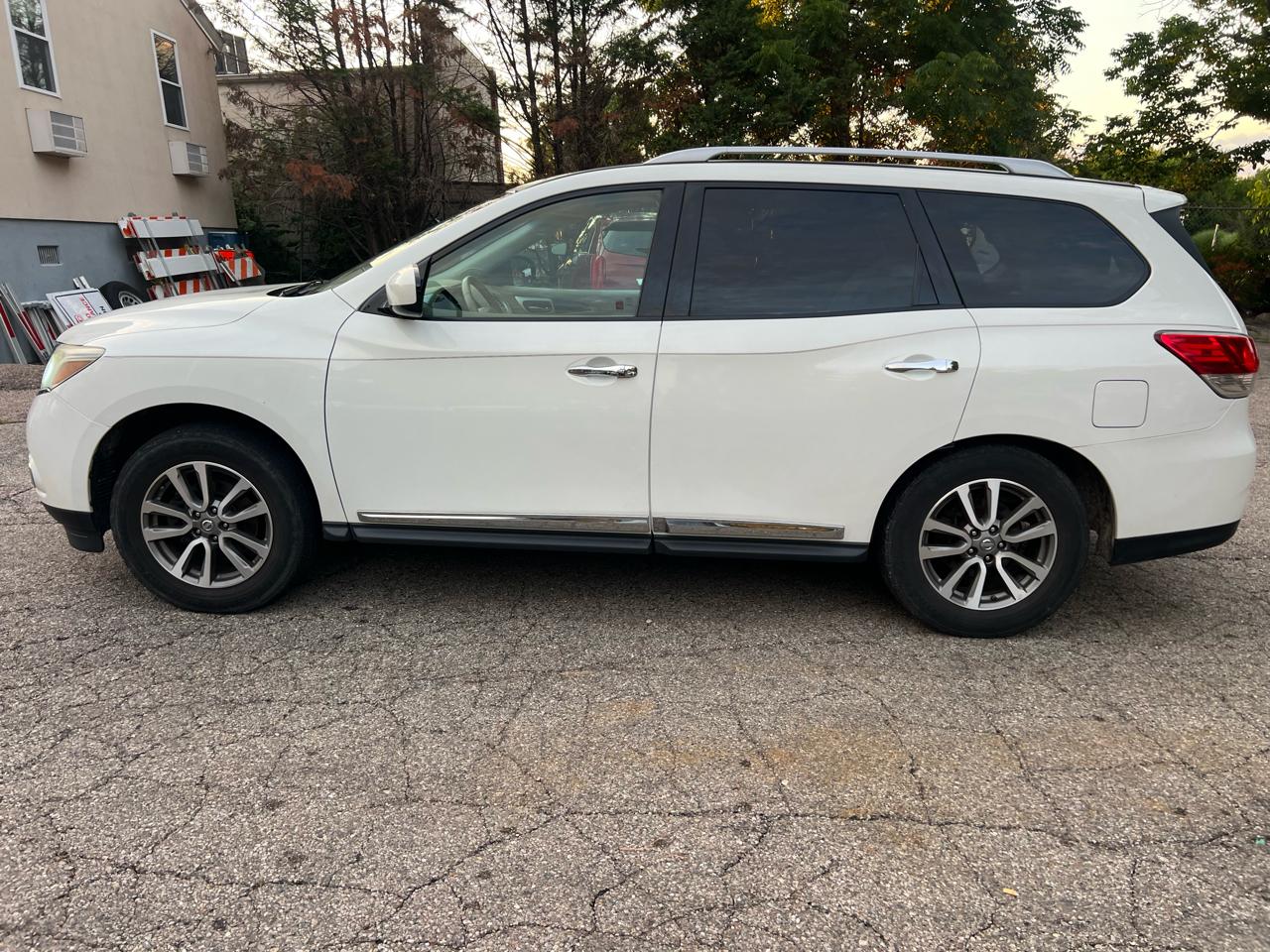Nissan Pathfinder SV 4WD 2013