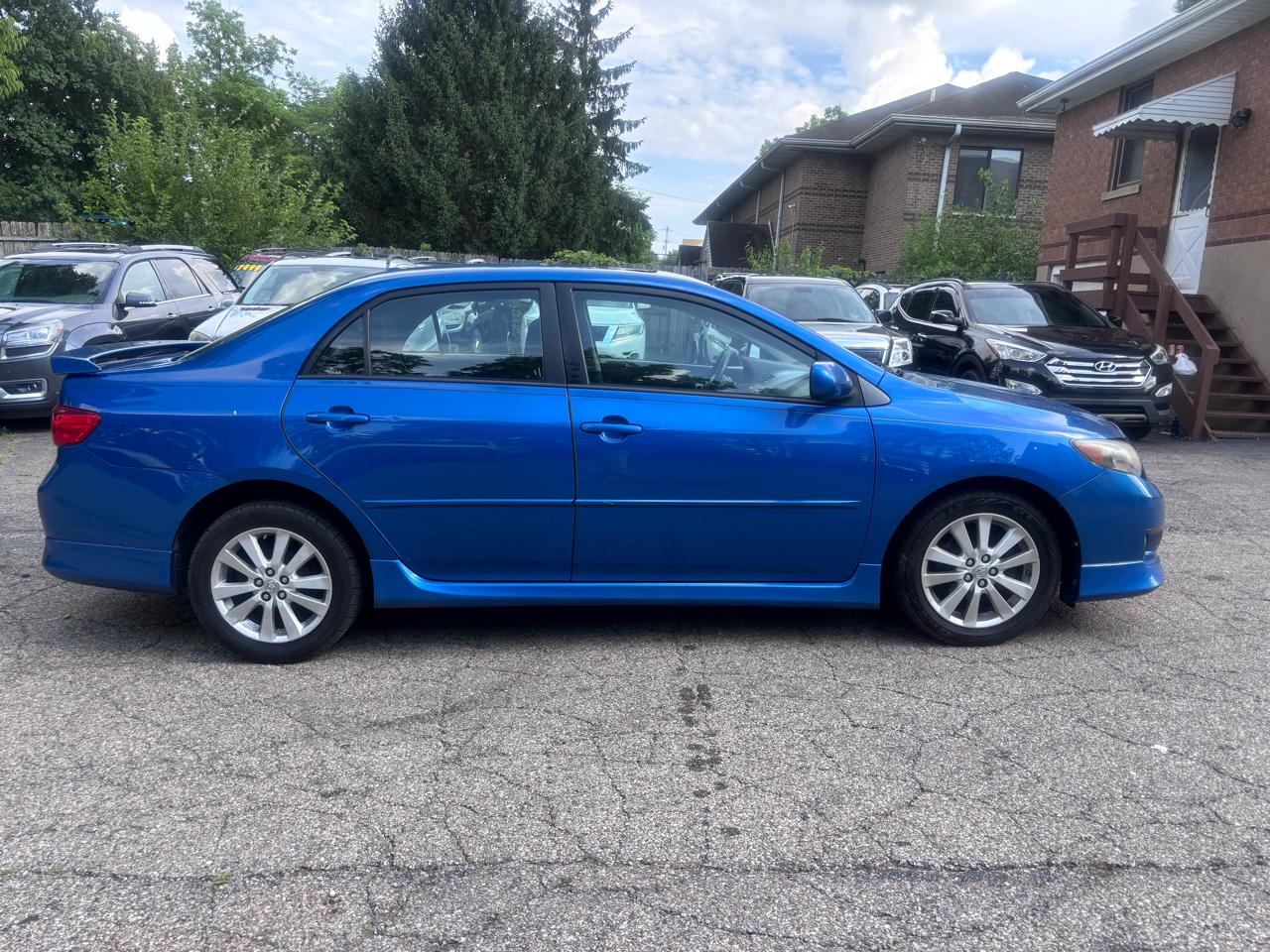 Toyota Corolla Base 5-Speed MT 2010