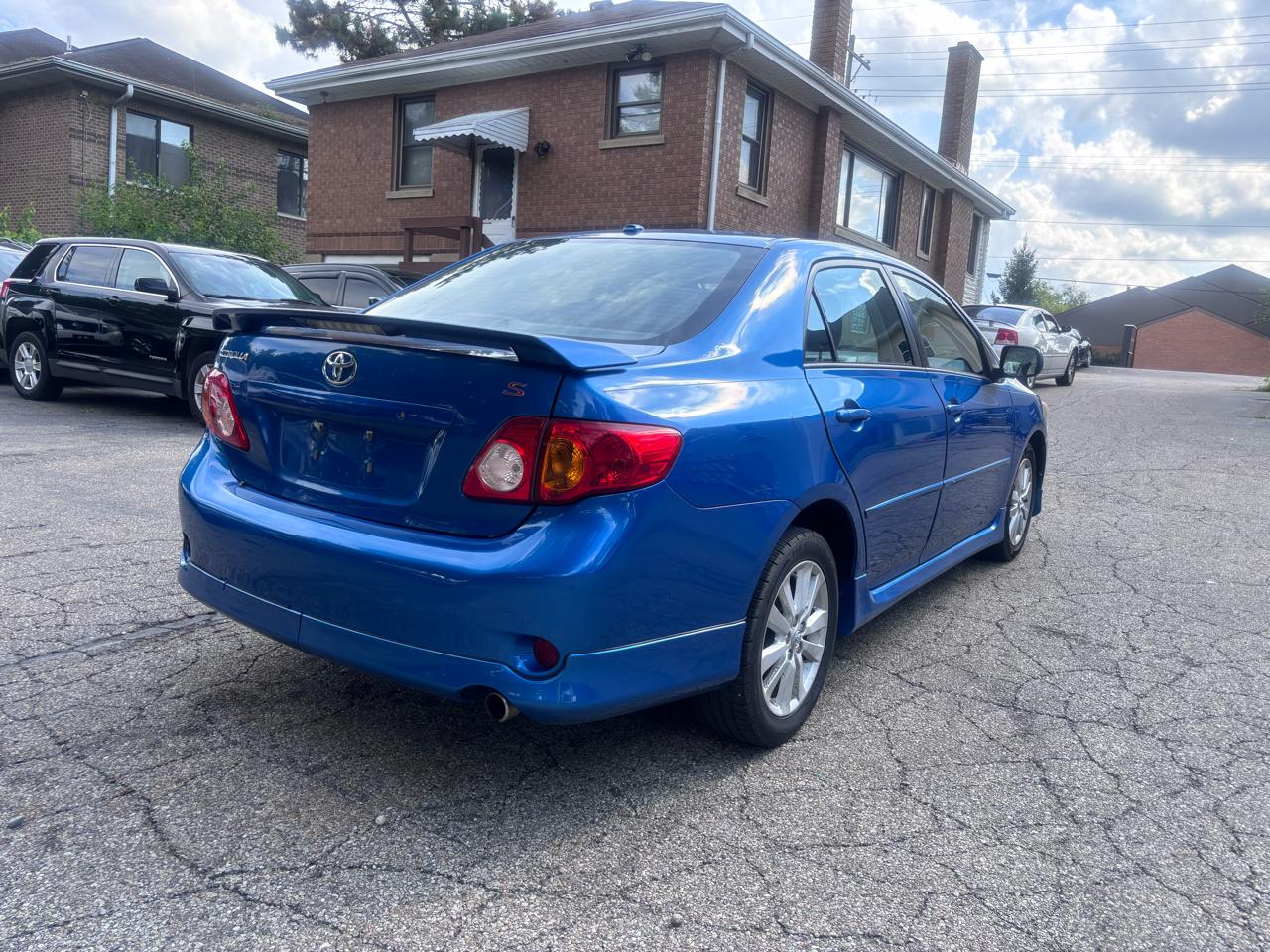 Toyota Corolla Base 5-Speed MT 2010