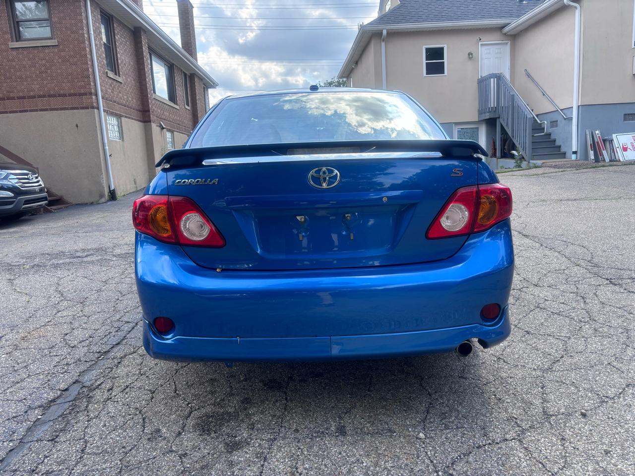 Toyota Corolla Base 5-Speed MT 2010