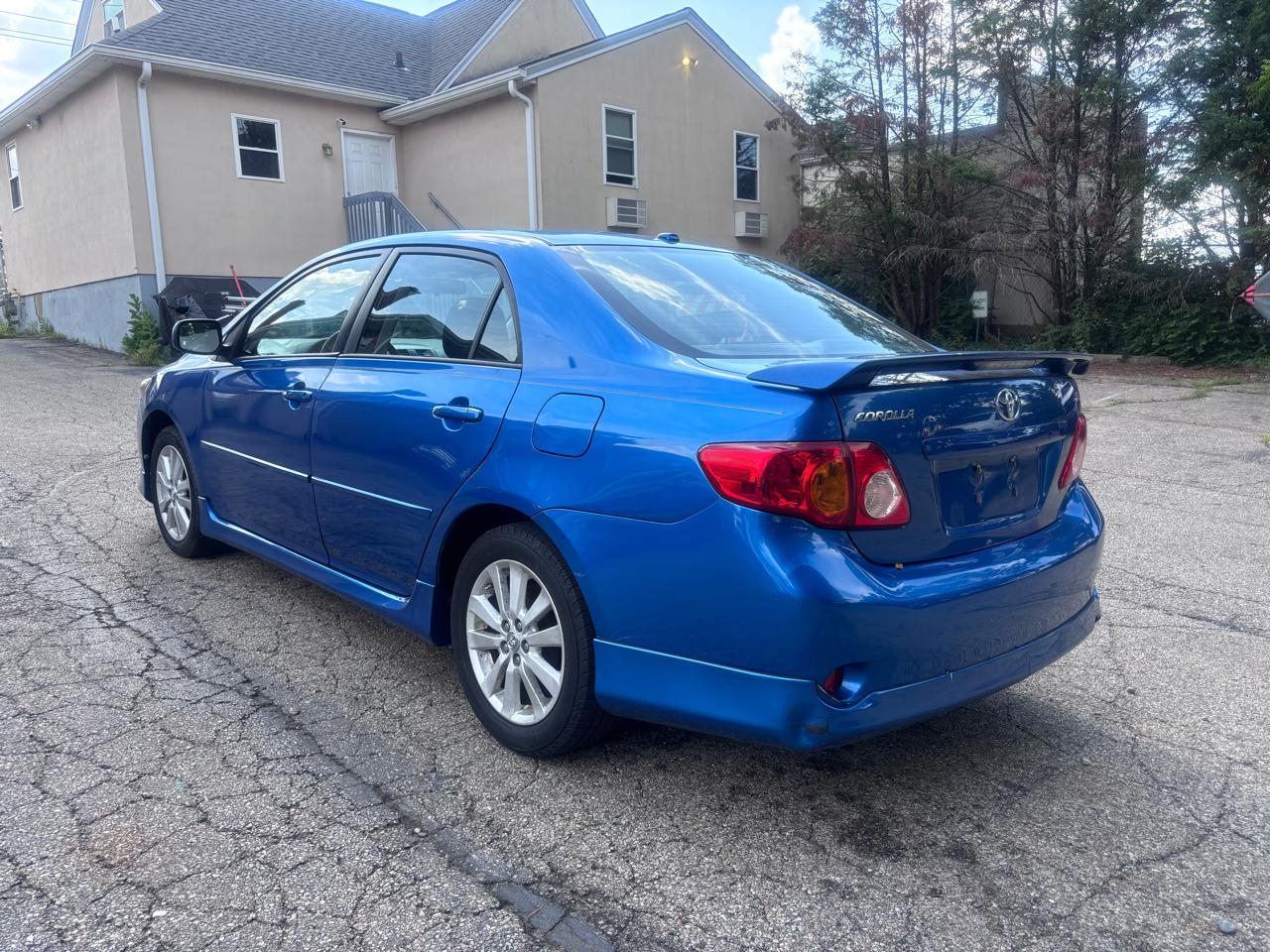 Toyota Corolla Base 5-Speed MT 2010