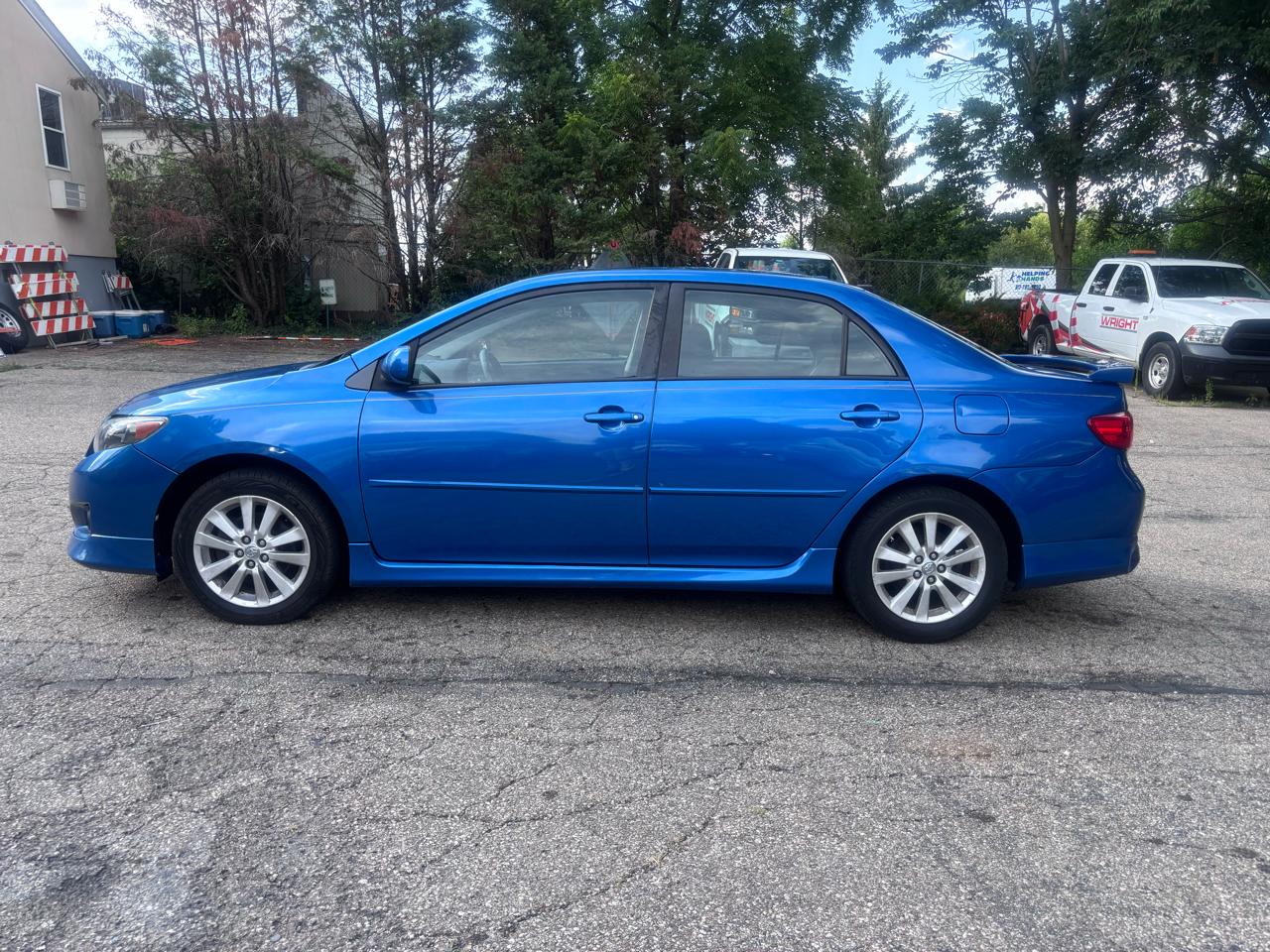 Toyota Corolla Base 5-Speed MT 2010