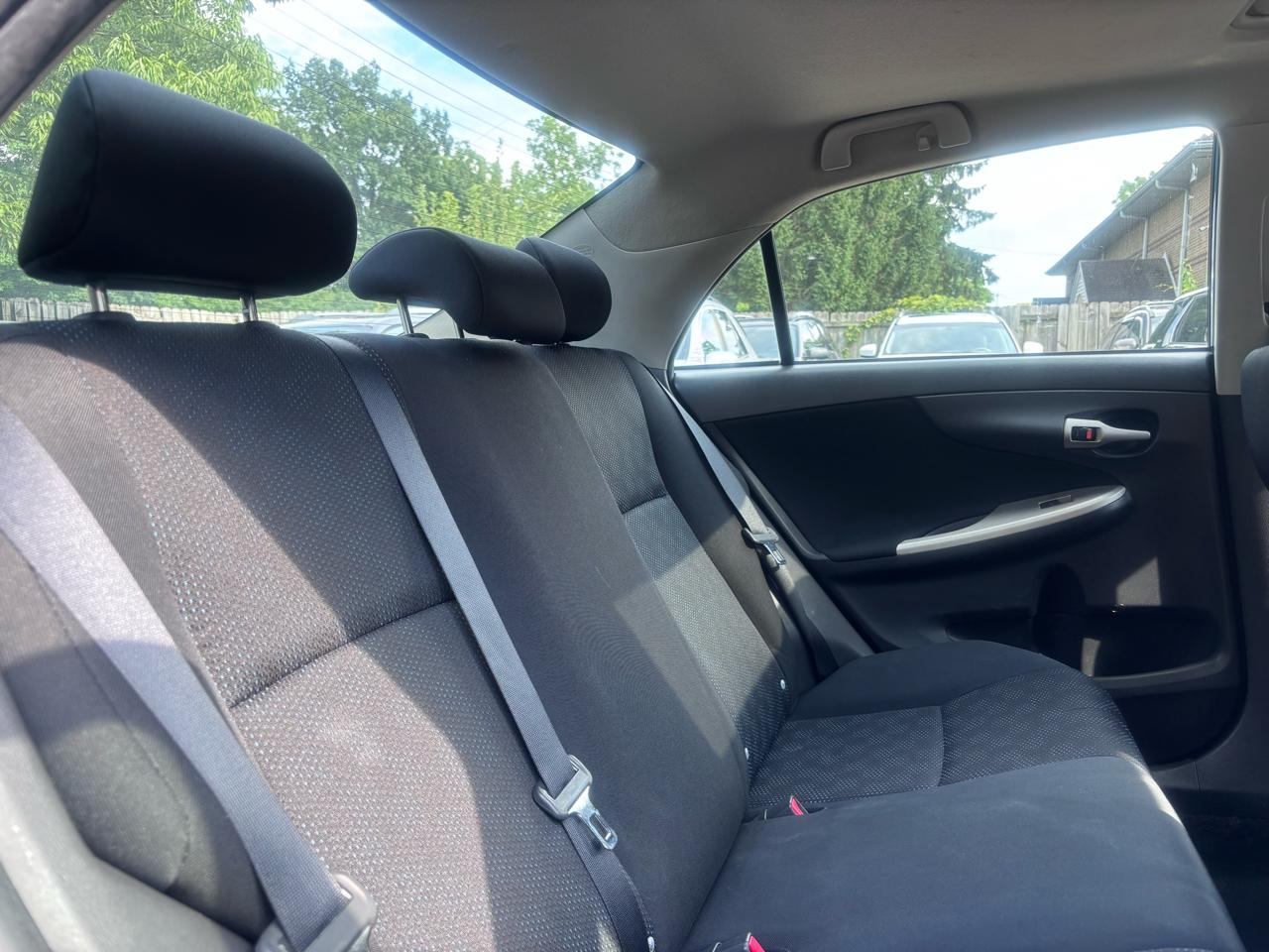 Toyota Corolla Base 5-Speed MT 2010