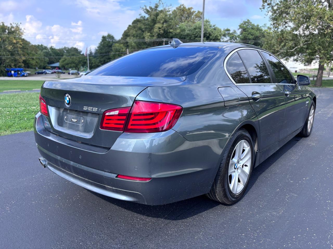 BMW 528i Base 2012