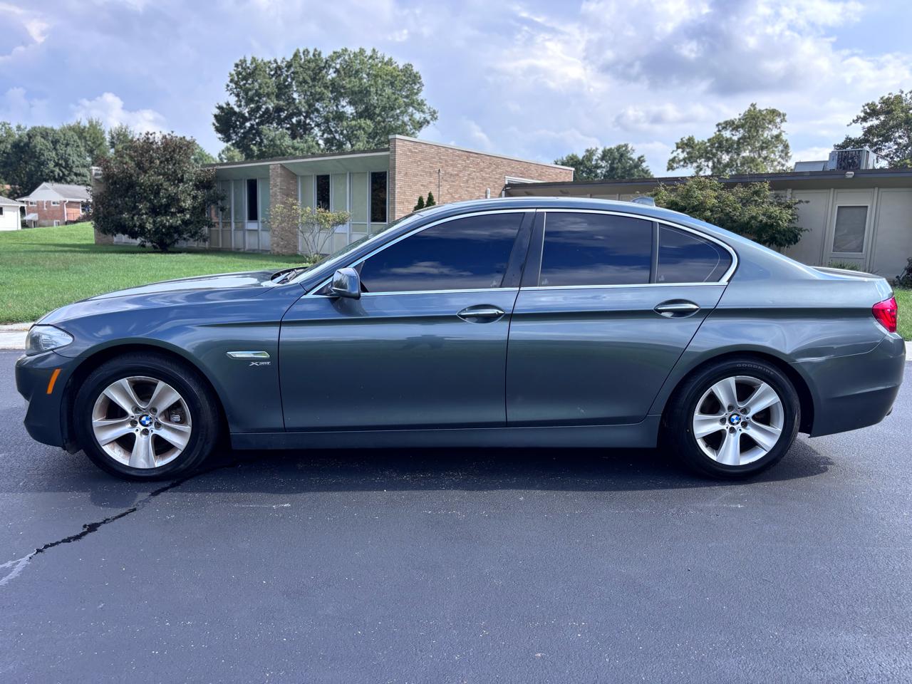 BMW 528i Base 2012