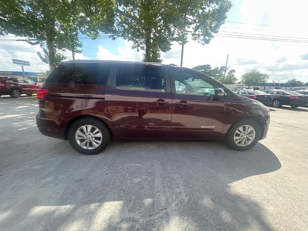 2017 Kia Sedona LX's photo