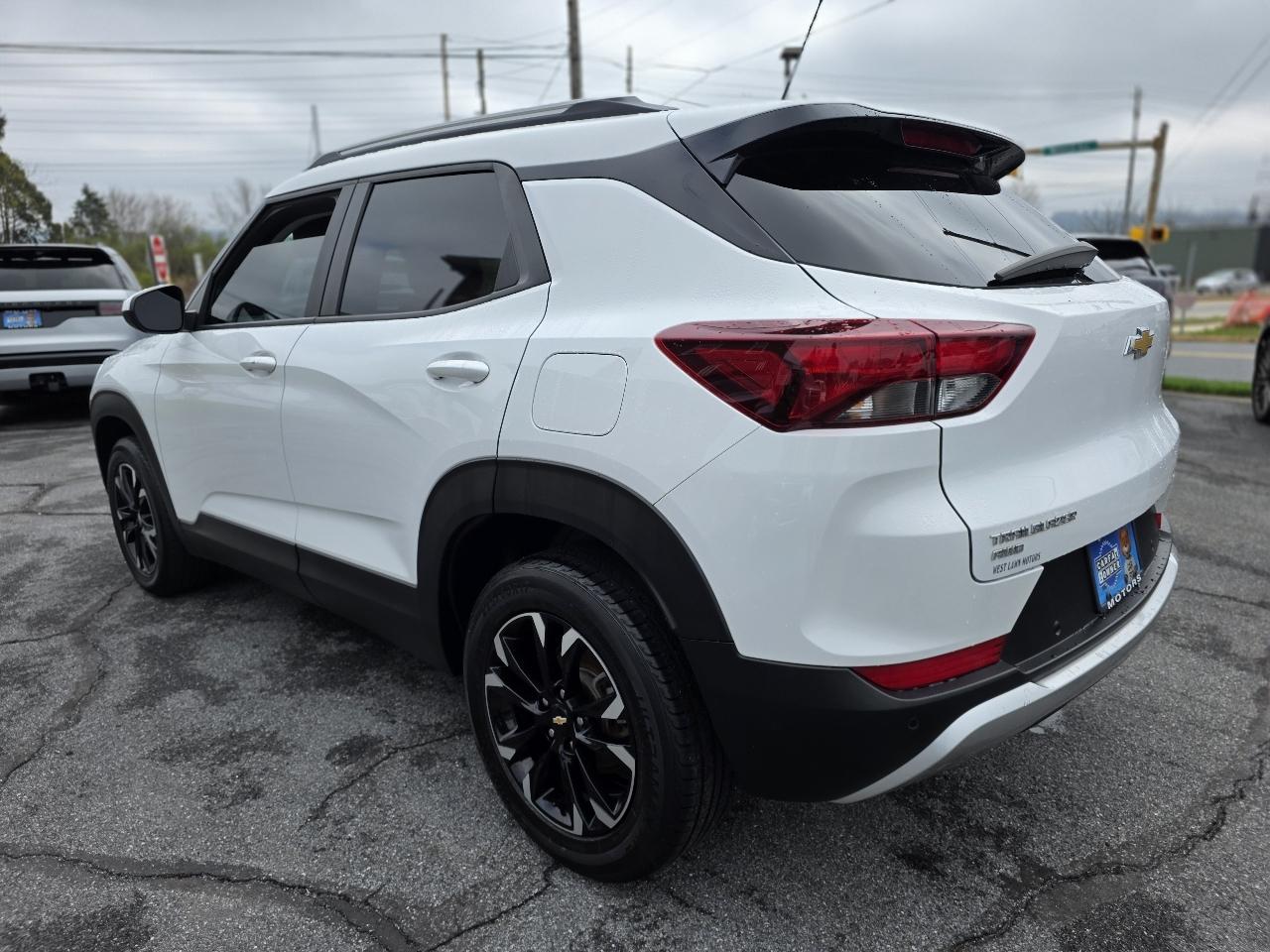 View vehicle photo 5