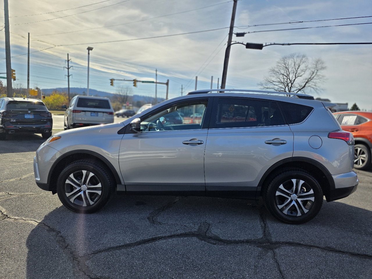 2016 Toyota RAV4 LE photo 2