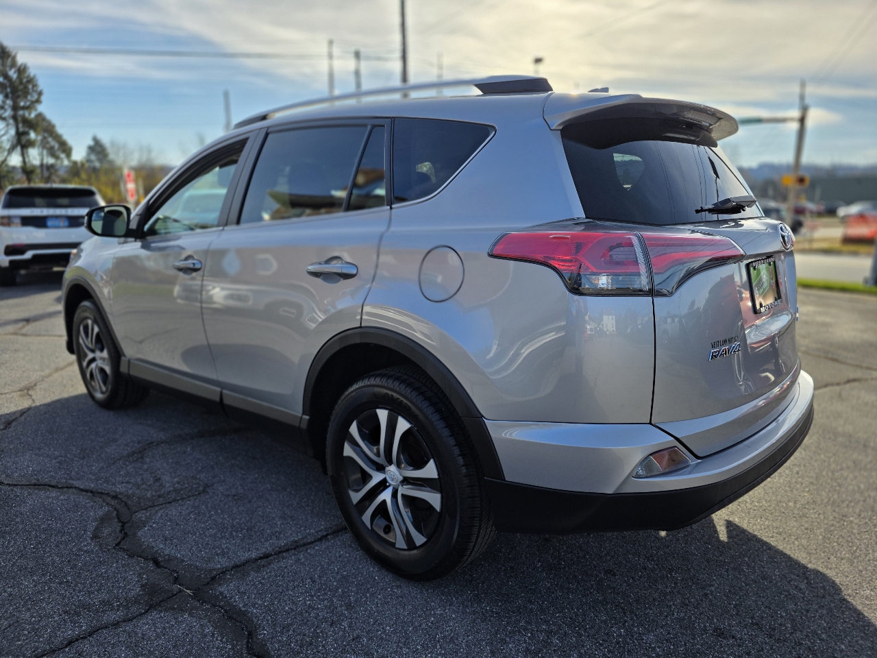 2016 Toyota RAV4 LE photo 3