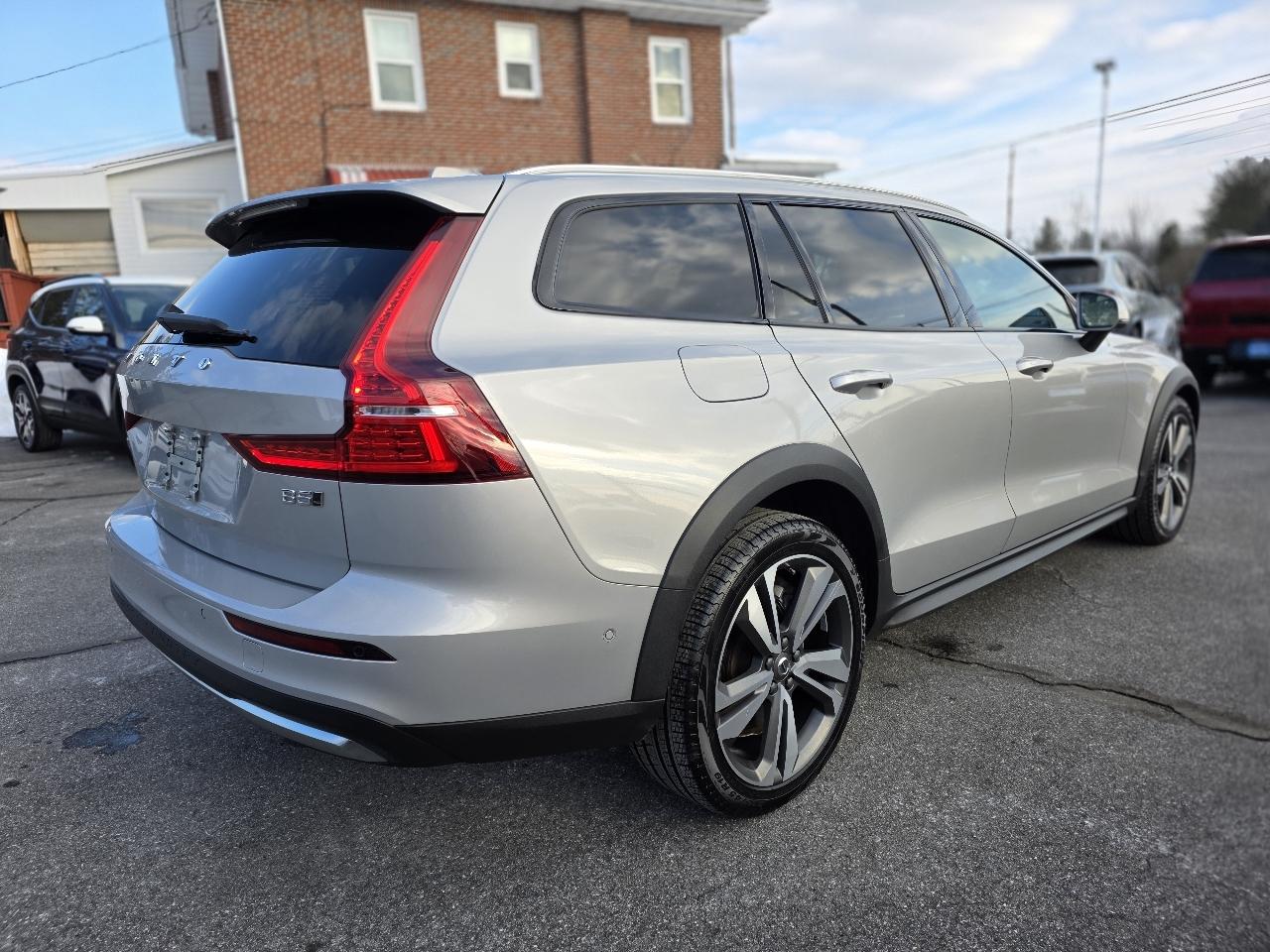 Volvo V60 Cross Country  2023