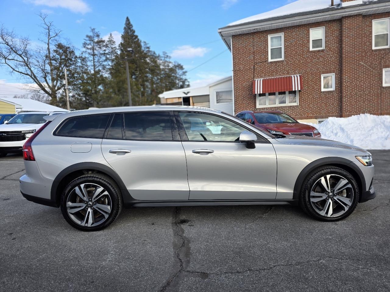Volvo V60 Cross Country  2023