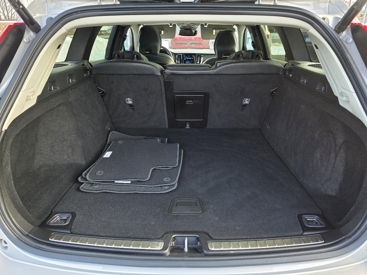 Volvo V60 Cross Country  2023