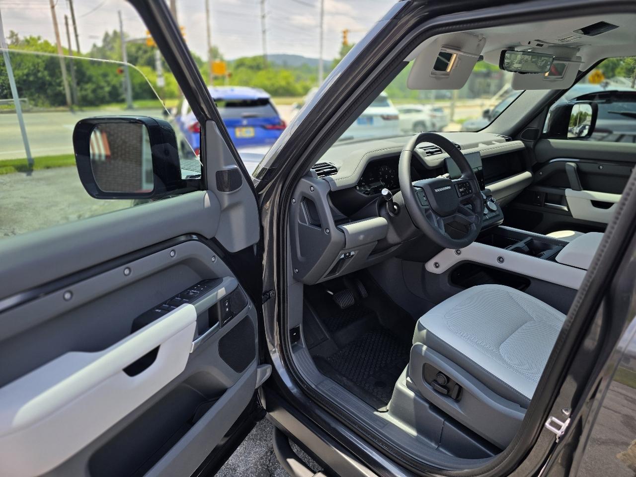 Land Rover Defender  2025