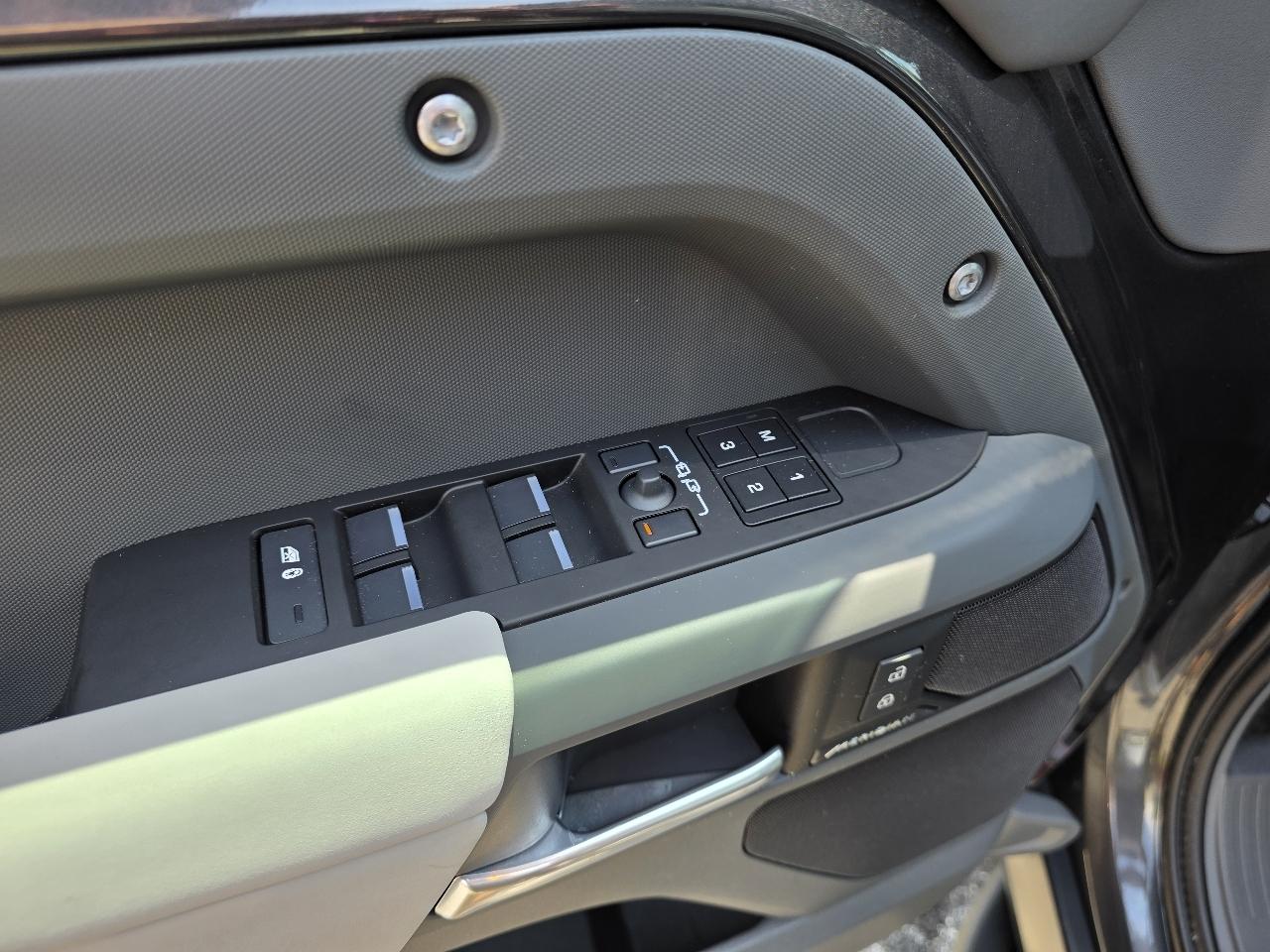 Land Rover Defender  2025