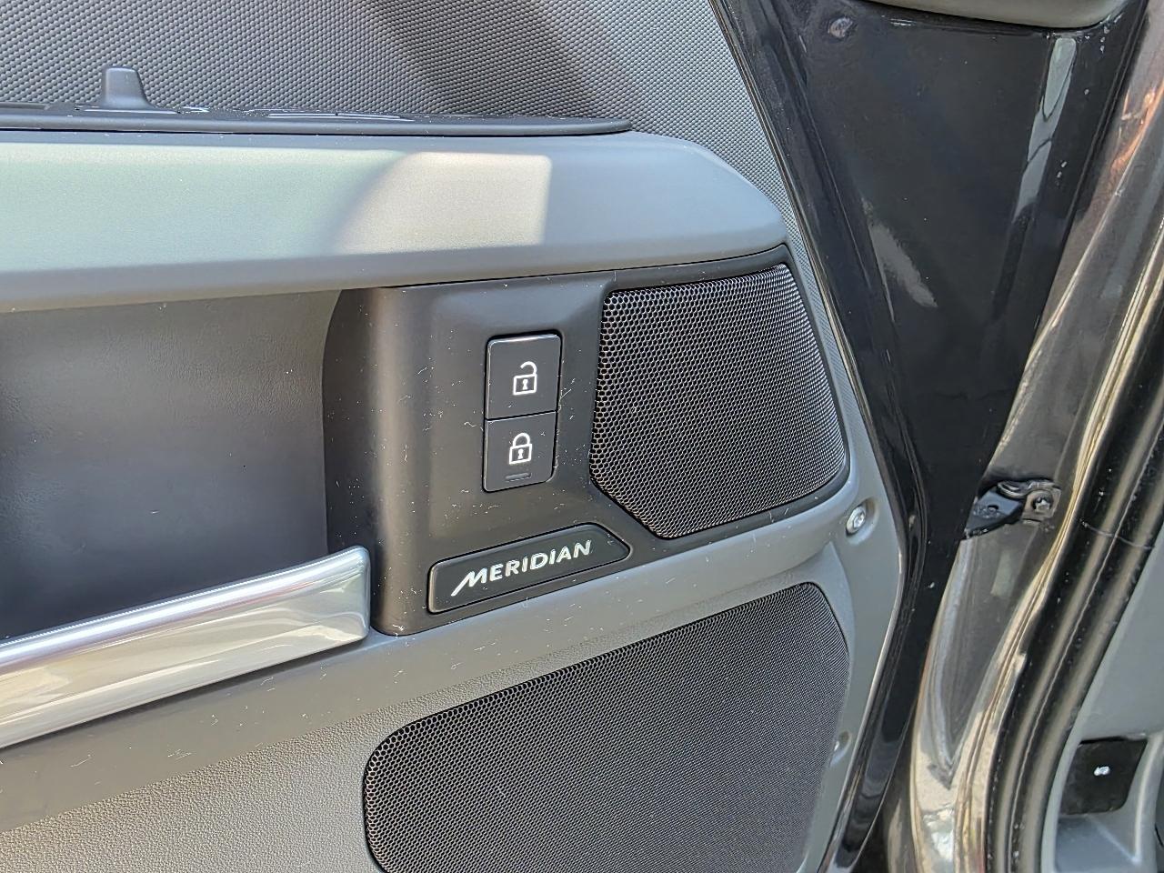 Land Rover Defender  2025