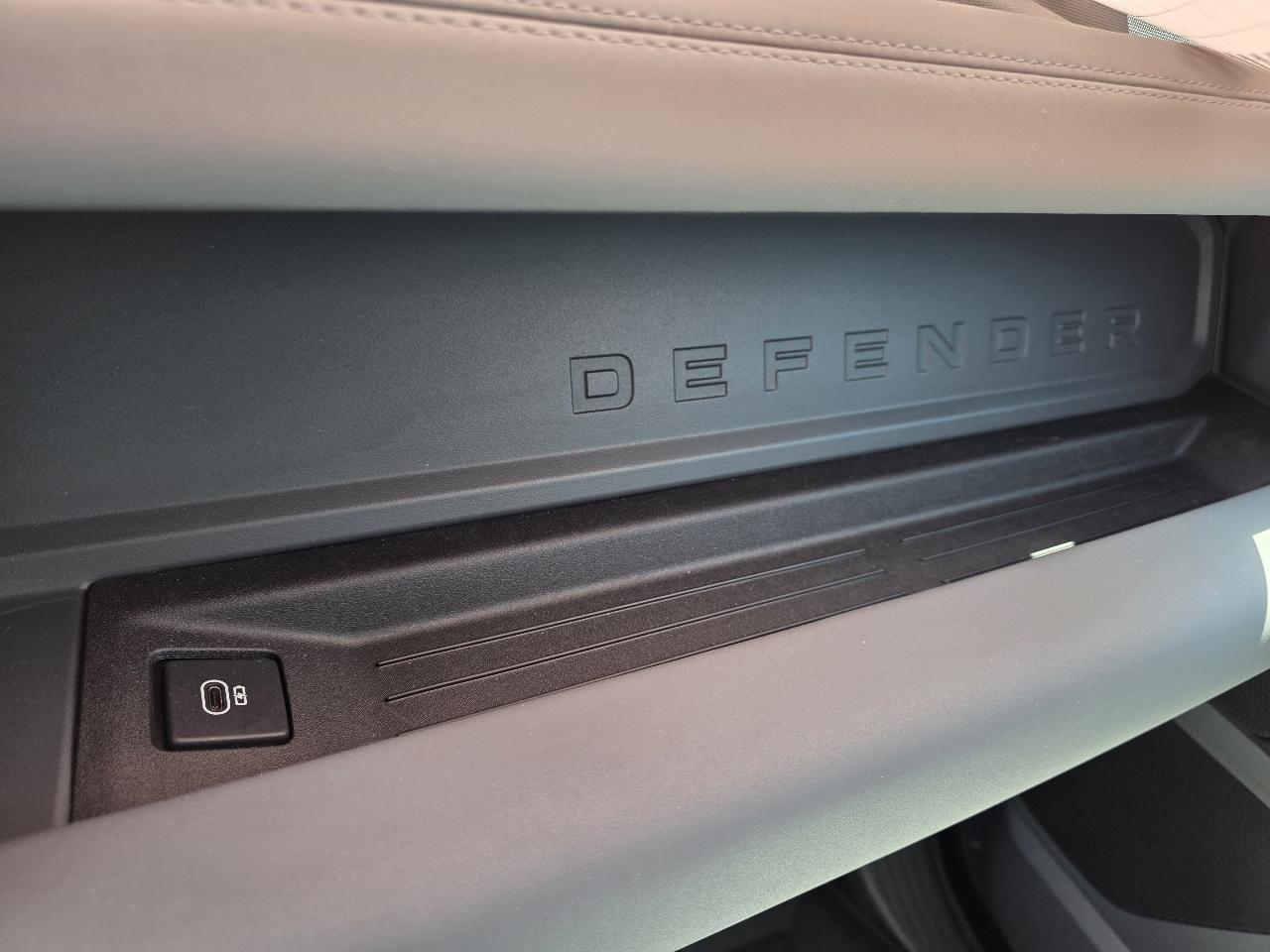 Land Rover Defender  2025