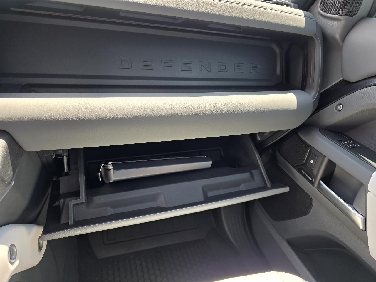 Land Rover Defender  2025