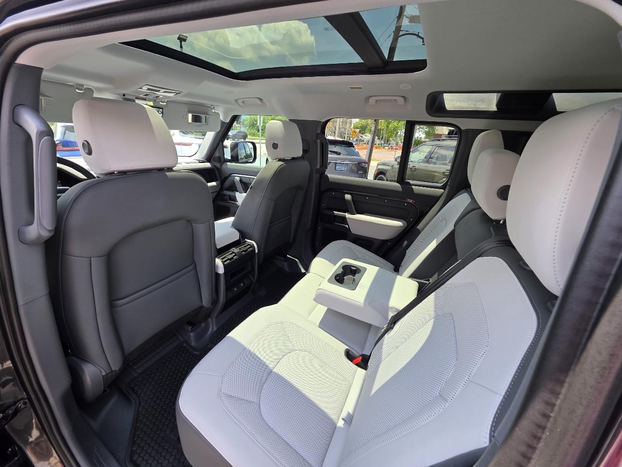 Land Rover Defender  2025