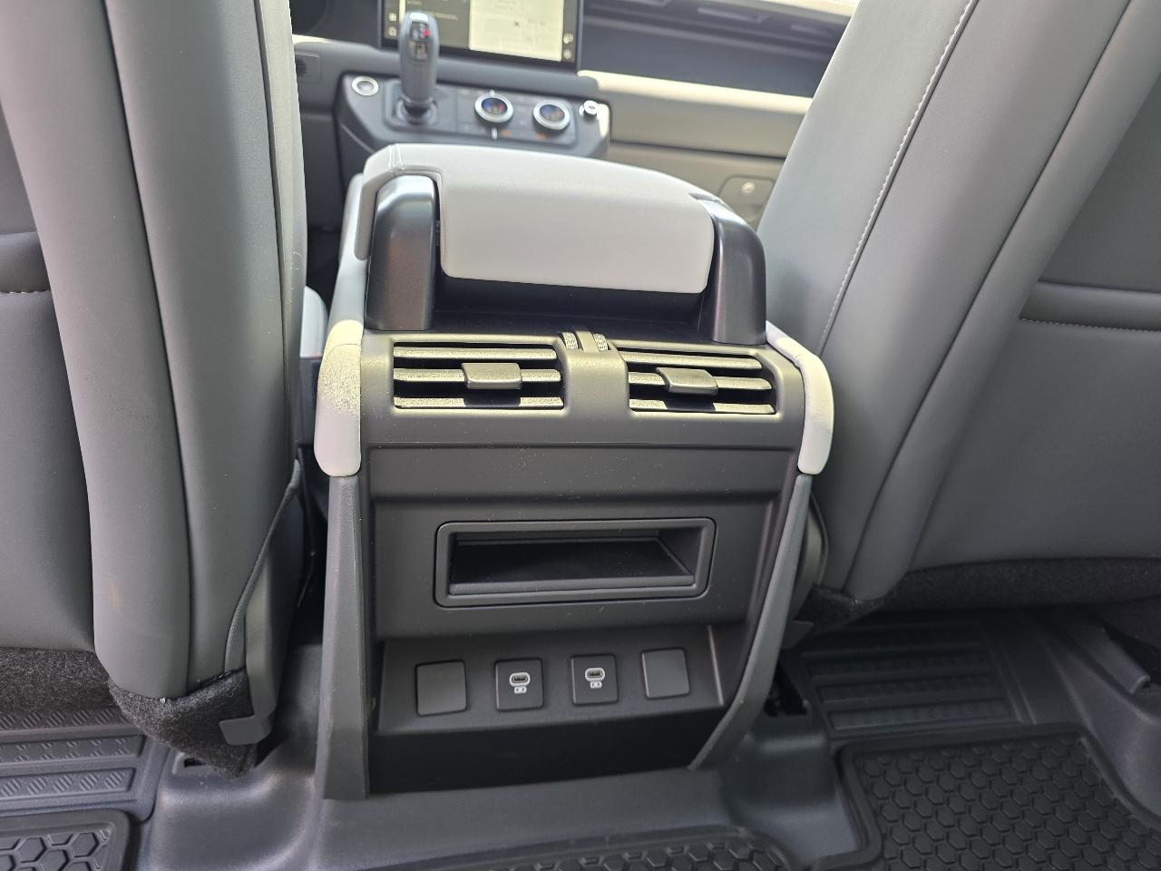 Land Rover Defender  2025