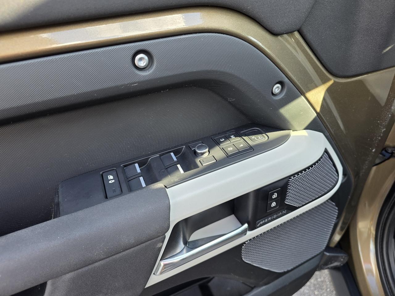 Land Rover Defender  2020