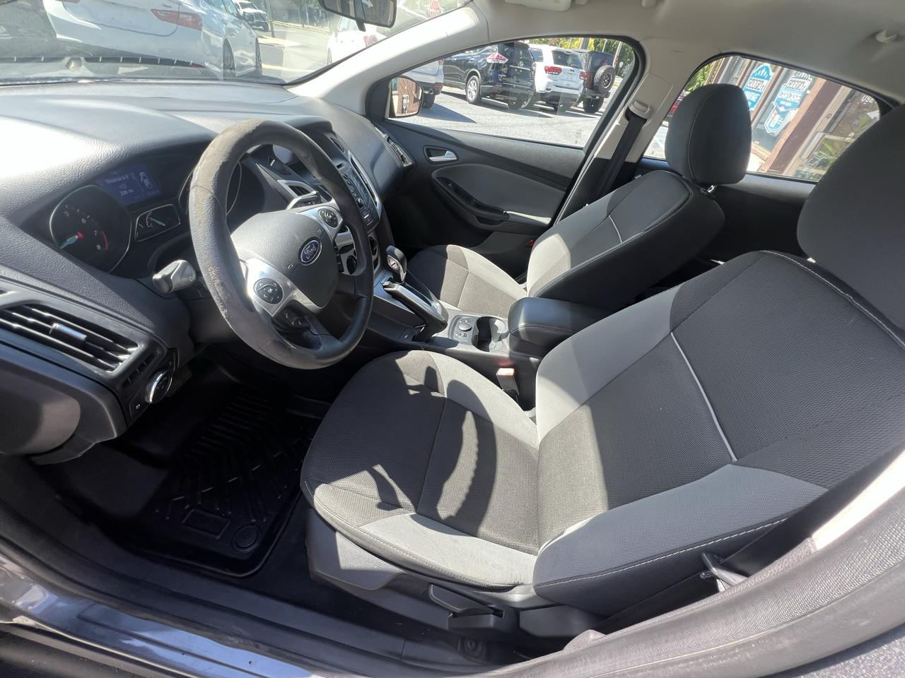 Ford Focus SE Sedan 2013