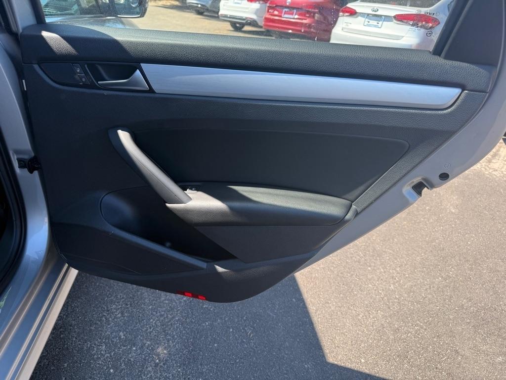 Volkswagen Passat 2.5L SE AT 2013