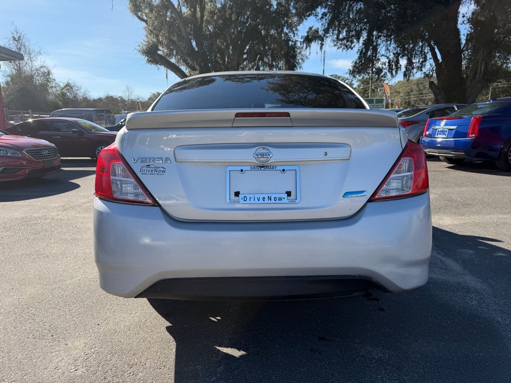 Nissan Versa 1.6 S 5M 2015