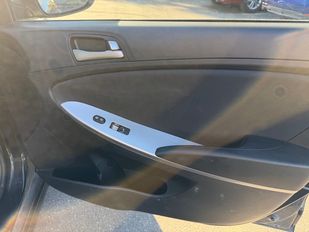 Hyundai Accent SE 5-Door 6A 2016