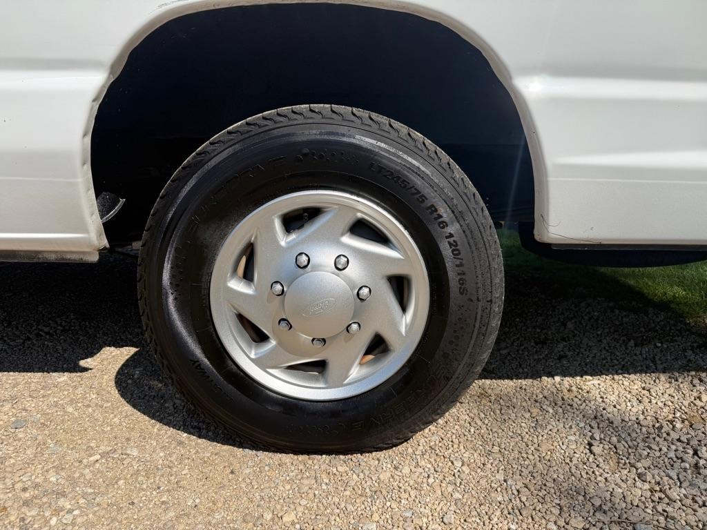 Ford Econoline E-350 XL Super Duty Extended 2012