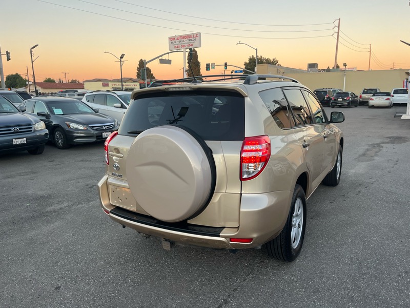 Toyota RAV4 Base V6 2WD 2012